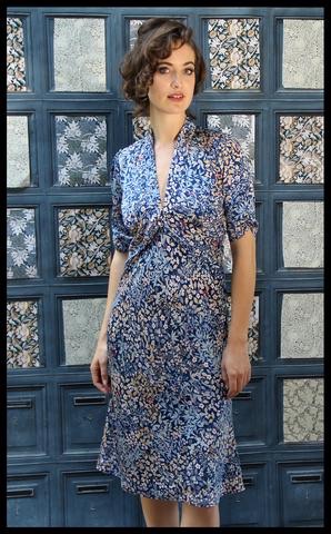 Klänning Midi dress in Japanese style blue floral crepe Nancy Mac ...