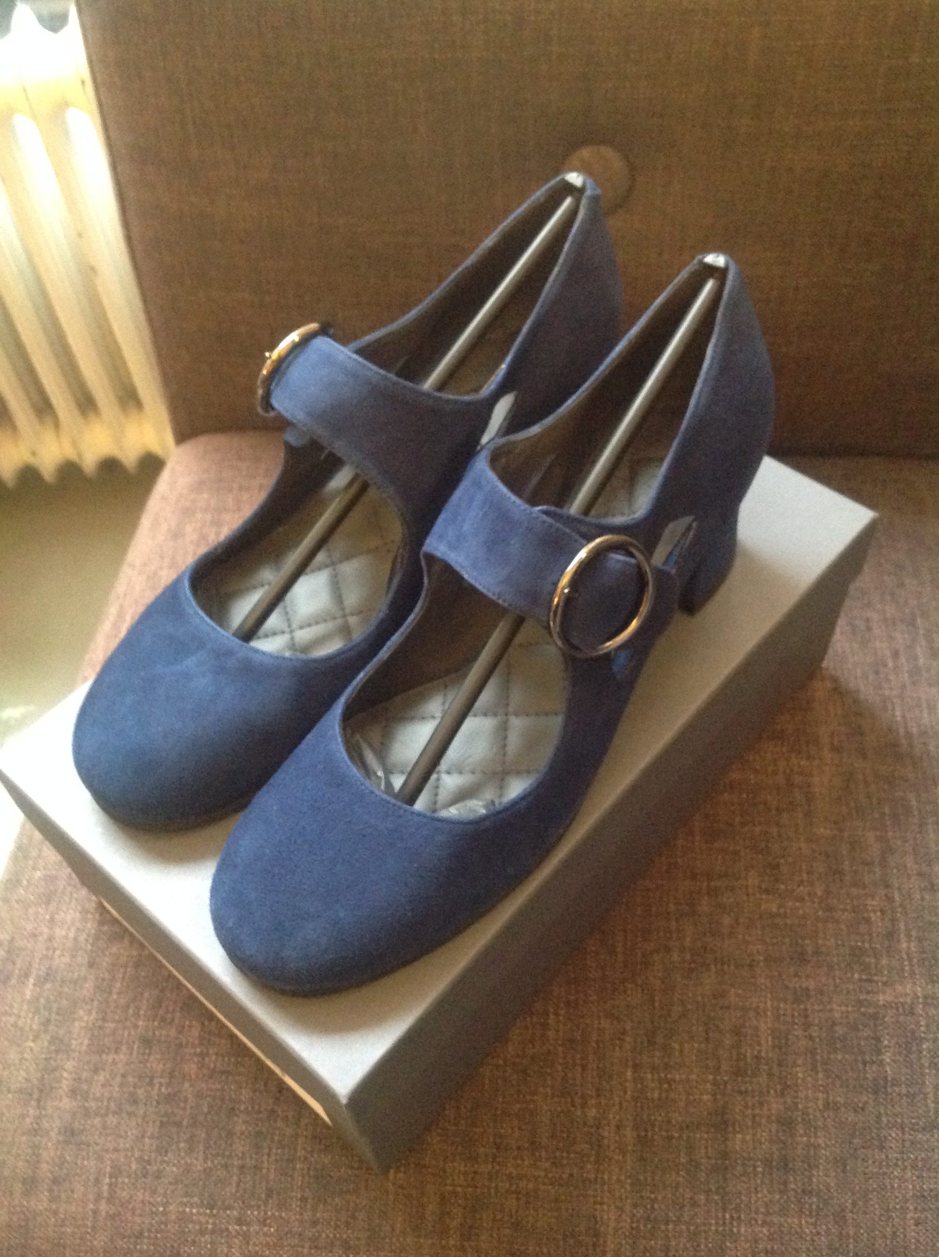 Pumps Frida nr 9 blue suede Nordic Shoe People. – Coola Tanten Pumps Frida nr 9 blue suede Nordic Shoe People. – Coola Tanten